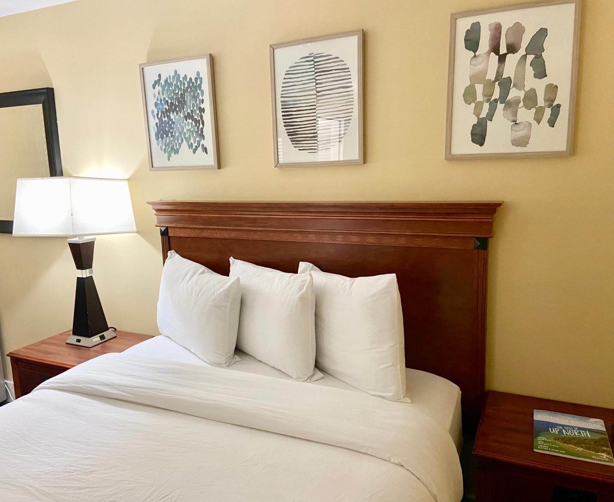 Lakeshore Hotel Elk Rapids