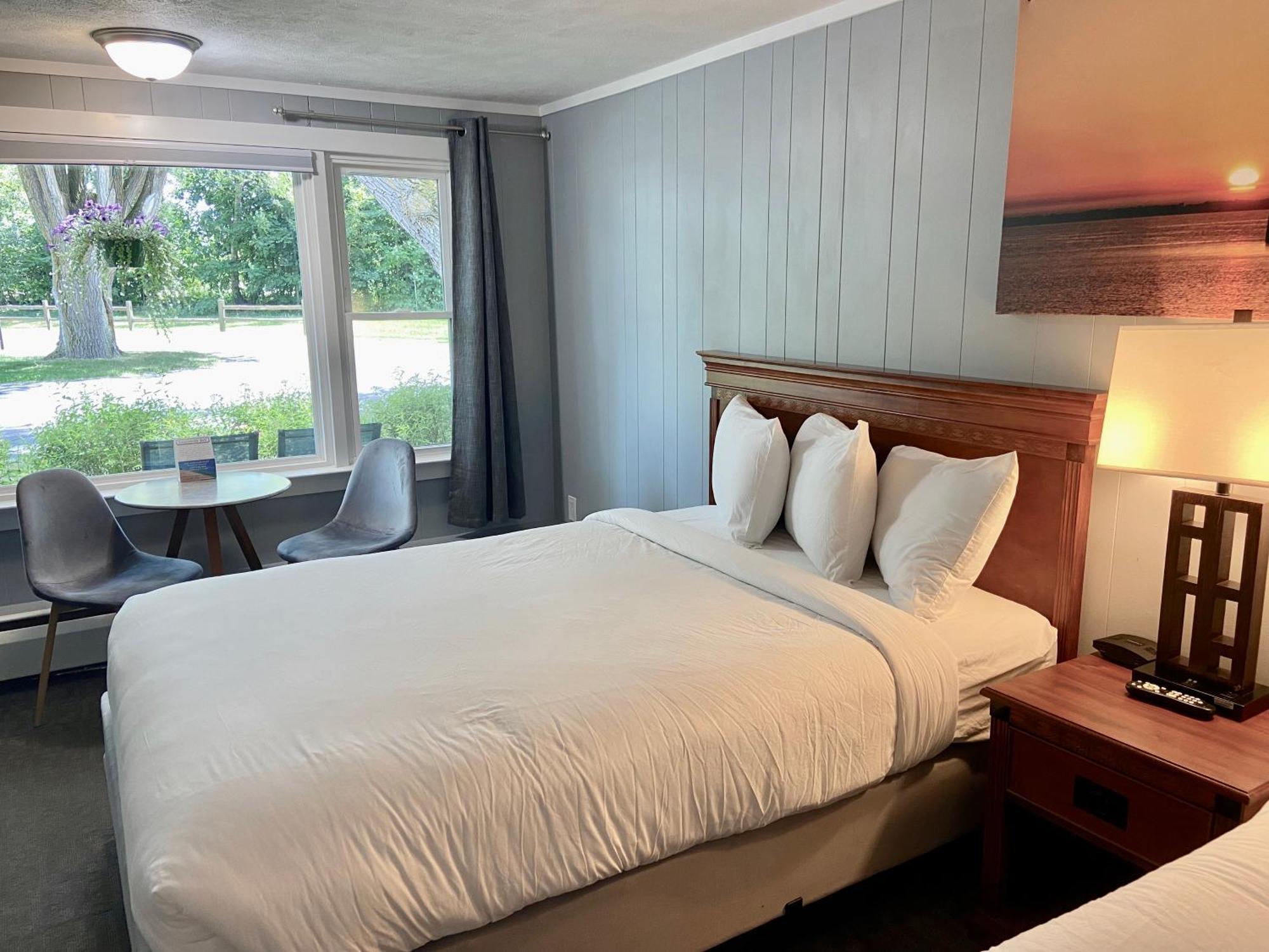 Lakeshore Hotel 3*